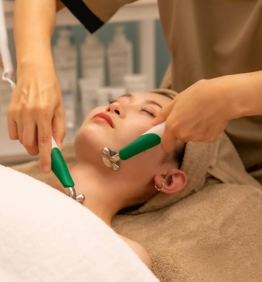 清潔なタオルに包まれた女性がフェイシャルケアを受けているシーン